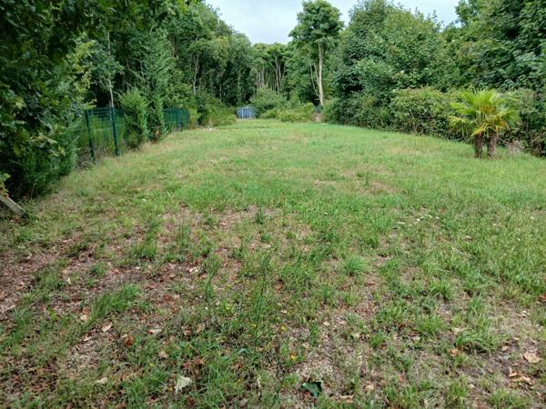 Limetz villez, vends terrain de loisirs de 1000m² environ avec abri de jardin.