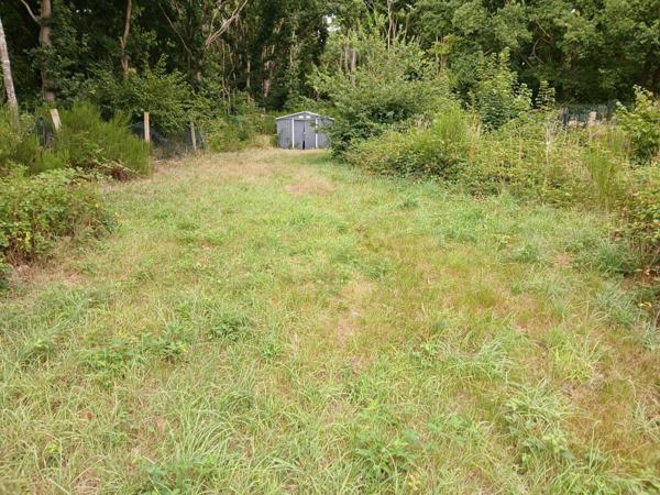 Limetz villez, vends terrain de loisirs de 1000m² environ avec abri de jardin.