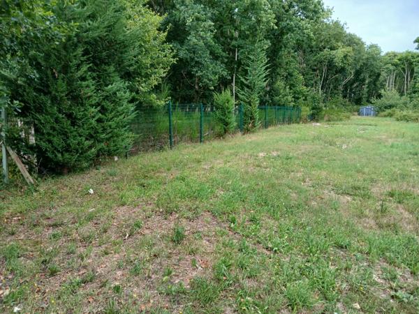 Limetz villez, vends terrain de loisirs de 1000m² environ avec abri de jardin.