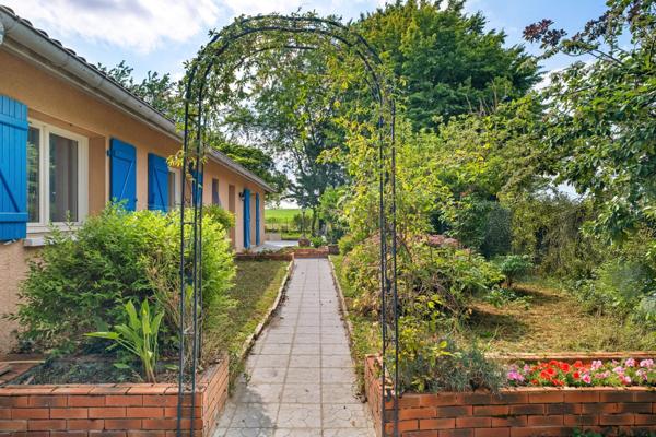 Maison de plain-pied avec jardin