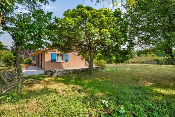 Maison de plain-pied avec jardin