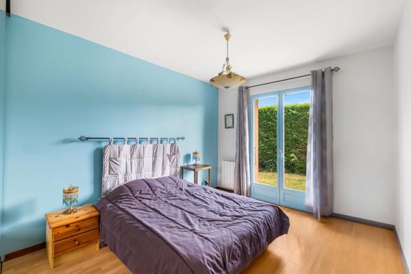 Maison de plain-pied avec jardin