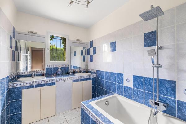 Maison de plain-pied avec jardin