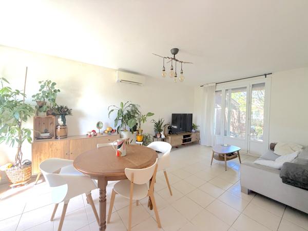Maison T5 avec terrasses, abris jardin et garage sur un terrain de 440m²