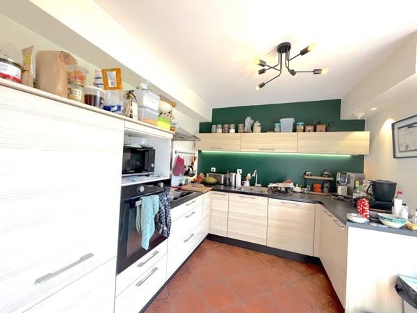 Maison T5 avec terrasses, abris jardin et garage sur un terrain de 440m²