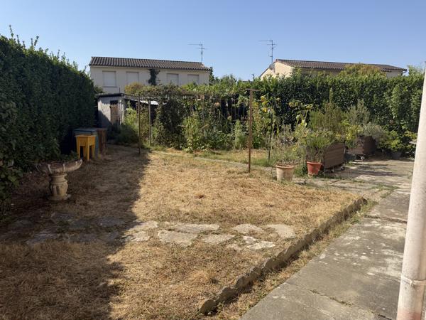 Maison T5 avec terrasses, abris jardin et garage sur un terrain de 440m²