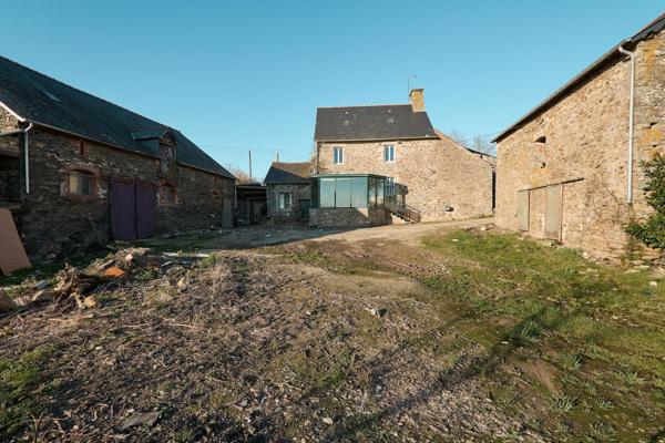 Ancien corps de ferme à rénover à seulement 5 mn du centre ville de Vitré