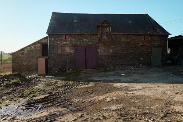 Ancien corps de ferme à rénover à seulement 5 mn du centre ville de Vitré