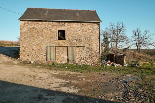 Ancien corps de ferme à rénover à seulement 5 mn du centre ville de Vitré
