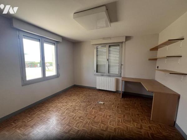 LA FERTE MACE, bâtiment à usage commercial et de bureaux, 110 m², zone industrielle