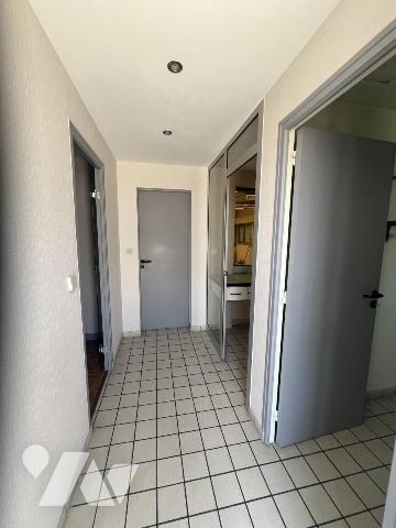 LA FERTE MACE, bâtiment à usage commercial et de bureaux, 110 m², zone industrielle