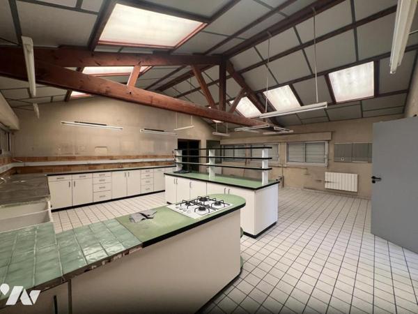 LA FERTE MACE, bâtiment à usage commercial et de bureaux, 110 m², zone industrielle