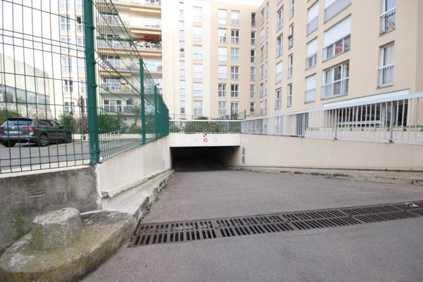 Location                                                      Parking
                        
                                         12 m2                     à Asnières-sur-Seine