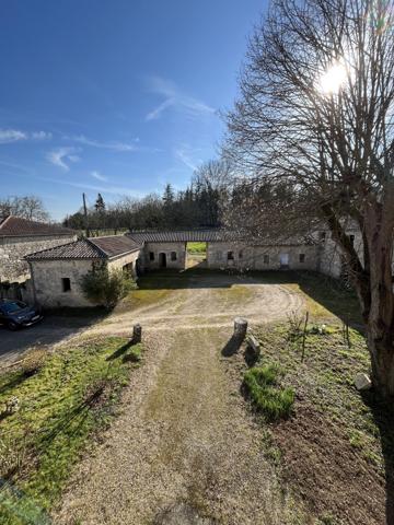 DOMAINE EN PIERRE