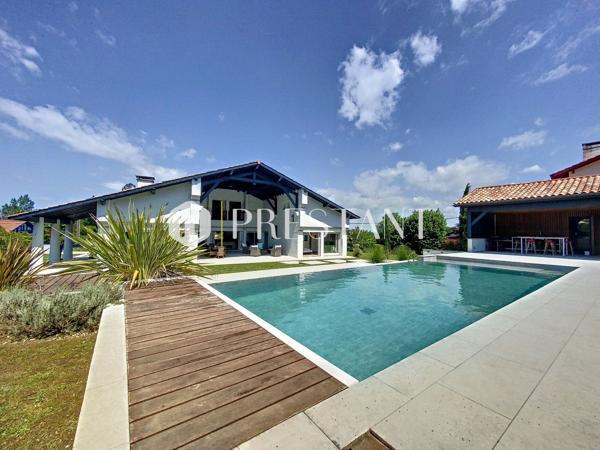 Aux portes de Biarritz, grande maison basque avec piscine et jardin, ARCANGUES