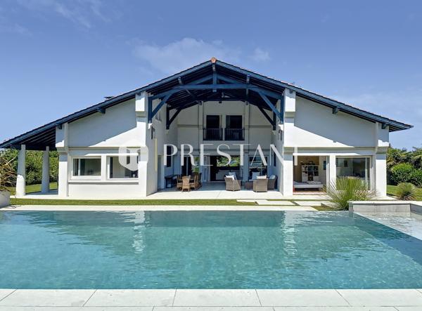 Aux portes de Biarritz, grande maison basque avec piscine et jardin, ARCANGUES