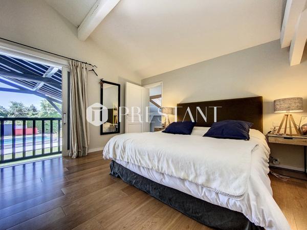 Aux portes de Biarritz, grande maison basque avec piscine et jardin, ARCANGUES