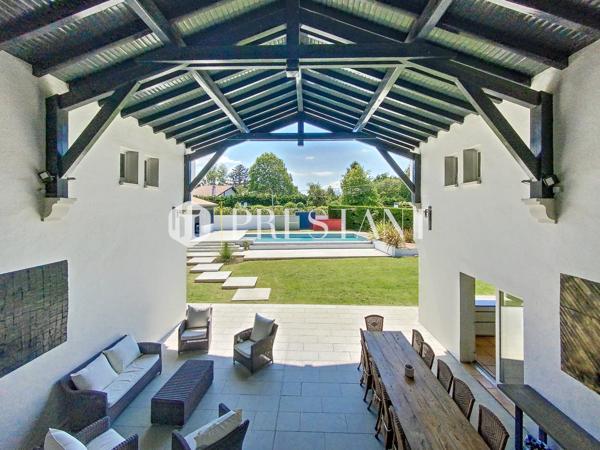 Aux portes de Biarritz, grande maison basque avec piscine et jardin, ARCANGUES