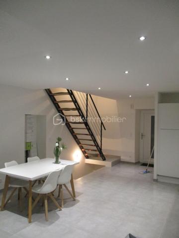 Venez découvrir votre futur appartement T2 neuf en cours de travaux, dans une petite maison intimiste de 4 logements en cours de rénovation, à cinq minutes du centre-ville ( beure ), idéalement placé dans un environnement au calme, dans une petite ruelle.
Imaginez vous.....dans cet appartement qui vous propose: votre espace de vie baigné de lumière comprenant une cuisine équipée neuve sur espace repas et salon + accès sur une terrasse au calme coté jardin, une chambre avec un placard donnant sur jardin, une salle d'eau équipée avec douche et wc.
Votre appartement est alimenté par un chauffage individuel en aérothermie + clim en basse consommation, charges minimum environ 250 euros/ annuel, un syndic bénévole, une place de parking privative, appartement livrable en octobre/ novembre maxi 2026, de belles prestations et finitions, honoraires inclus charge vendeur.
Vivez dans un cadre de vie préservé et privilégié, au coeur d'un espace paisible!
Attention: les photos en annonce, sont d'un autre appartement sur un  autre programme, aux prestations similaires, pour que vous ayez un visuel.
Renseignements et rendez vous du lundi au samedi de 8h à 20 h
Venez visiter et réserver  votre futur appartement, et si vous faisiez le choix de la qualité de vie?