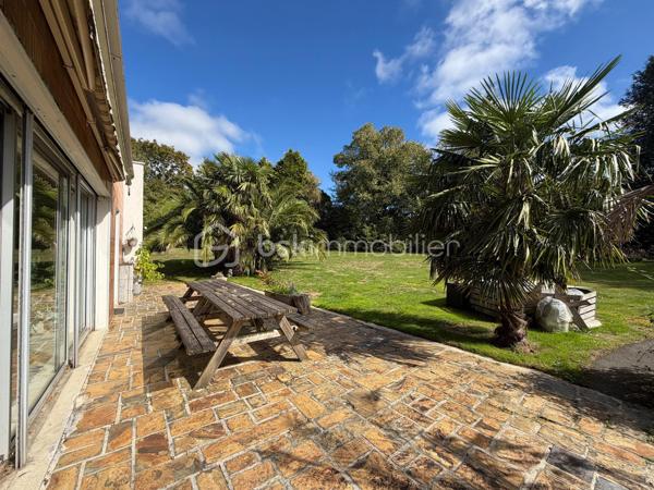 Adresse rare sur LANDERNEAU avec terrain constructible de 4945 m².

Dans l’un des quartiers les plus recherchés de Landerneau, cette maison d’architecte de plain pied de 152 m² sur sous-sol se dévoile au cœur d’un remarquable parc arboré de 4945 m².
À l’écart des regards, cette propriété bénéficie d’un environnement exceptionnel, où la nature occupe une place centrale. Un cadre rare pour celles et ceux qui recherchent à la fois intimité, espace et proximité de la ville.

La maison se compose d'une pièce de vie, largement ouverte sur l’extérieur par de grandes baies vitrées et profitant d’une belle luminosité et offre une véritable sensation de vivre au cœur du jardin.
Une cuisine indépendante complète cet espace de vie.
L’espace nuit propose quatre chambres dont une parentale avec dressing et salle de bains, une buanderie, ainsi qu’une seconde salle de bains et d'un WC.
La propriété dispose également d’un sous-sol complet contenant un garage, offrant de nombreuses possibilités. Une salle de jeux y est notamment aménagée, idéale pour une famille ou pour créer un espace de loisirs, de travail ou de rangement selon les besoins. Vous y trouverez également une cave à vin.

UN TERRAIN AUX MULTIPLES POSSIBILITÉS
Le parc de près de 5 000 m² constitue un véritable atout. Arboré et préservé, il offre un cadre de vie particulièrement agréable et laisse également entrevoir un potentiel de division parcellaire, sous réserve de faisabilité et des autorisations d’urbanisme.

À prévoir : travaux d’assainissement et de rafraîchissement.

Vous êtes intéressés? N'hésitez pas à me contacter pour une visite.