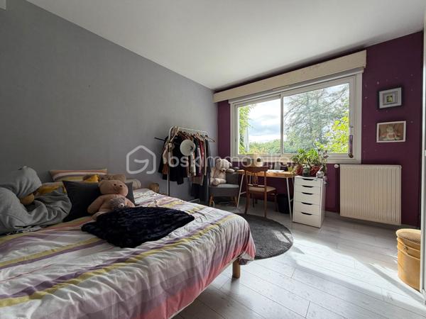 Adresse rare sur LANDERNEAU avec terrain constructible de 4945 m².

Dans l’un des quartiers les plus recherchés de Landerneau, cette maison d’architecte de plain pied de 152 m² sur sous-sol se dévoile au cœur d’un remarquable parc arboré de 4945 m².
À l’écart des regards, cette propriété bénéficie d’un environnement exceptionnel, où la nature occupe une place centrale. Un cadre rare pour celles et ceux qui recherchent à la fois intimité, espace et proximité de la ville.

La maison se compose d'une pièce de vie, largement ouverte sur l’extérieur par de grandes baies vitrées et profitant d’une belle luminosité et offre une véritable sensation de vivre au cœur du jardin.
Une cuisine indépendante complète cet espace de vie.
L’espace nuit propose quatre chambres dont une parentale avec dressing et salle de bains, une buanderie, ainsi qu’une seconde salle de bains et d'un WC.
La propriété dispose également d’un sous-sol complet contenant un garage, offrant de nombreuses possibilités. Une salle de jeux y est notamment aménagée, idéale pour une famille ou pour créer un espace de loisirs, de travail ou de rangement selon les besoins. Vous y trouverez également une cave à vin.

UN TERRAIN AUX MULTIPLES POSSIBILITÉS
Le parc de près de 5 000 m² constitue un véritable atout. Arboré et préservé, il offre un cadre de vie particulièrement agréable et laisse également entrevoir un potentiel de division parcellaire, sous réserve de faisabilité et des autorisations d’urbanisme.

À prévoir : travaux d’assainissement et de rafraîchissement.

Vous êtes intéressés? N'hésitez pas à me contacter pour une visite.