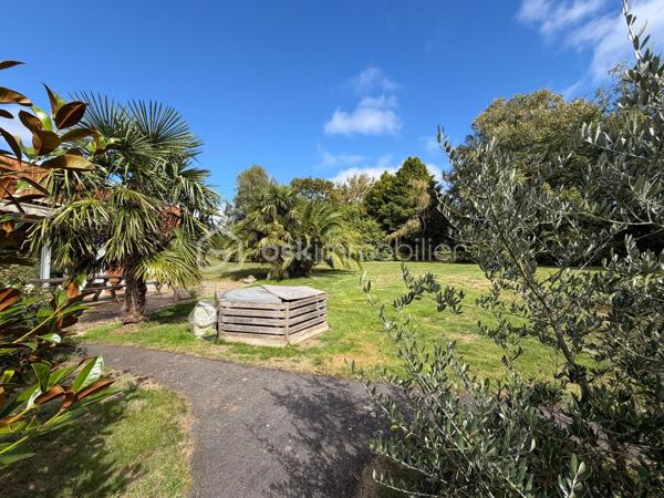 Adresse rare sur LANDERNEAU avec terrain constructible de 4945 m².

Dans l’un des quartiers les plus recherchés de Landerneau, cette maison d’architecte de plain pied de 152 m² sur sous-sol se dévoile au cœur d’un remarquable parc arboré de 4945 m².
À l’écart des regards, cette propriété bénéficie d’un environnement exceptionnel, où la nature occupe une place centrale. Un cadre rare pour celles et ceux qui recherchent à la fois intimité, espace et proximité de la ville.

La maison se compose d'une pièce de vie, largement ouverte sur l’extérieur par de grandes baies vitrées et profitant d’une belle luminosité et offre une véritable sensation de vivre au cœur du jardin.
Une cuisine indépendante complète cet espace de vie.
L’espace nuit propose quatre chambres dont une parentale avec dressing et salle de bains, une buanderie, ainsi qu’une seconde salle de bains et d'un WC.
La propriété dispose également d’un sous-sol complet contenant un garage, offrant de nombreuses possibilités. Une salle de jeux y est notamment aménagée, idéale pour une famille ou pour créer un espace de loisirs, de travail ou de rangement selon les besoins. Vous y trouverez également une cave à vin.

UN TERRAIN AUX MULTIPLES POSSIBILITÉS
Le parc de près de 5 000 m² constitue un véritable atout. Arboré et préservé, il offre un cadre de vie particulièrement agréable et laisse également entrevoir un potentiel de division parcellaire, sous réserve de faisabilité et des autorisations d’urbanisme.

À prévoir : travaux d’assainissement et de rafraîchissement.

Vous êtes intéressés? N'hésitez pas à me contacter pour une visite.