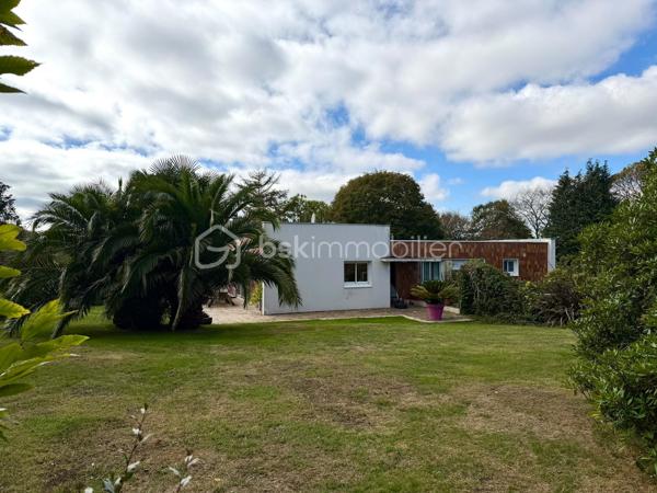 Adresse rare sur LANDERNEAU avec terrain constructible de 4945 m².

Dans l’un des quartiers les plus recherchés de Landerneau, cette maison d’architecte de plain pied de 152 m² sur sous-sol se dévoile au cœur d’un remarquable parc arboré de 4945 m².
À l’écart des regards, cette propriété bénéficie d’un environnement exceptionnel, où la nature occupe une place centrale. Un cadre rare pour celles et ceux qui recherchent à la fois intimité, espace et proximité de la ville.

La maison se compose d'une pièce de vie, largement ouverte sur l’extérieur par de grandes baies vitrées et profitant d’une belle luminosité et offre une véritable sensation de vivre au cœur du jardin.
Une cuisine indépendante complète cet espace de vie.
L’espace nuit propose quatre chambres dont une parentale avec dressing et salle de bains, une buanderie, ainsi qu’une seconde salle de bains et d'un WC.
La propriété dispose également d’un sous-sol complet contenant un garage, offrant de nombreuses possibilités. Une salle de jeux y est notamment aménagée, idéale pour une famille ou pour créer un espace de loisirs, de travail ou de rangement selon les besoins. Vous y trouverez également une cave à vin.

UN TERRAIN AUX MULTIPLES POSSIBILITÉS
Le parc de près de 5 000 m² constitue un véritable atout. Arboré et préservé, il offre un cadre de vie particulièrement agréable et laisse également entrevoir un potentiel de division parcellaire, sous réserve de faisabilité et des autorisations d’urbanisme.

À prévoir : travaux d’assainissement et de rafraîchissement.

Vous êtes intéressés? N'hésitez pas à me contacter pour une visite.