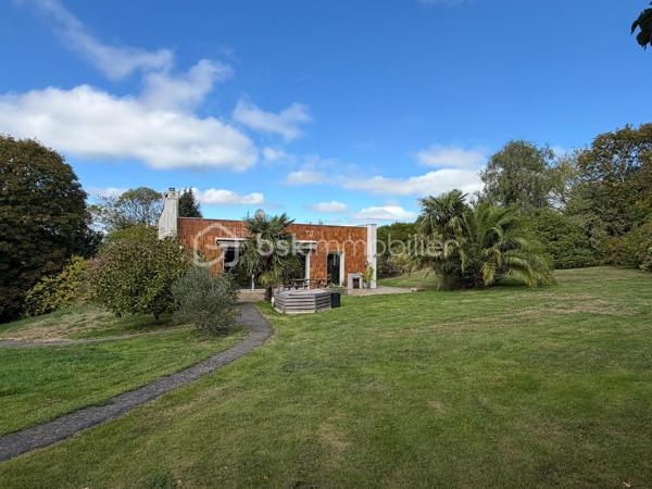 Adresse rare sur LANDERNEAU avec terrain constructible de 4945 m².

Dans l’un des quartiers les plus recherchés de Landerneau, cette maison d’architecte de plain pied de 152 m² sur sous-sol se dévoile au cœur d’un remarquable parc arboré de 4945 m².
À l’écart des regards, cette propriété bénéficie d’un environnement exceptionnel, où la nature occupe une place centrale. Un cadre rare pour celles et ceux qui recherchent à la fois intimité, espace et proximité de la ville.

La maison se compose d'une pièce de vie, largement ouverte sur l’extérieur par de grandes baies vitrées et profitant d’une belle luminosité et offre une véritable sensation de vivre au cœur du jardin.
Une cuisine indépendante complète cet espace de vie.
L’espace nuit propose quatre chambres dont une parentale avec dressing et salle de bains, une buanderie, ainsi qu’une seconde salle de bains et d'un WC.
La propriété dispose également d’un sous-sol complet contenant un garage, offrant de nombreuses possibilités. Une salle de jeux y est notamment aménagée, idéale pour une famille ou pour créer un espace de loisirs, de travail ou de rangement selon les besoins. Vous y trouverez également une cave à vin.

UN TERRAIN AUX MULTIPLES POSSIBILITÉS
Le parc de près de 5 000 m² constitue un véritable atout. Arboré et préservé, il offre un cadre de vie particulièrement agréable et laisse également entrevoir un potentiel de division parcellaire, sous réserve de faisabilité et des autorisations d’urbanisme.

À prévoir : travaux d’assainissement et de rafraîchissement.

Vous êtes intéressés? N'hésitez pas à me contacter pour une visite.