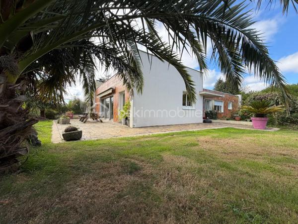 Adresse rare sur LANDERNEAU avec terrain constructible de 4945 m².

Dans l’un des quartiers les plus recherchés de Landerneau, cette maison d’architecte de plain pied de 152 m² sur sous-sol se dévoile au cœur d’un remarquable parc arboré de 4945 m².
À l’écart des regards, cette propriété bénéficie d’un environnement exceptionnel, où la nature occupe une place centrale. Un cadre rare pour celles et ceux qui recherchent à la fois intimité, espace et proximité de la ville.

La maison se compose d'une pièce de vie, largement ouverte sur l’extérieur par de grandes baies vitrées et profitant d’une belle luminosité et offre une véritable sensation de vivre au cœur du jardin.
Une cuisine indépendante complète cet espace de vie.
L’espace nuit propose quatre chambres dont une parentale avec dressing et salle de bains, une buanderie, ainsi qu’une seconde salle de bains et d'un WC.
La propriété dispose également d’un sous-sol complet contenant un garage, offrant de nombreuses possibilités. Une salle de jeux y est notamment aménagée, idéale pour une famille ou pour créer un espace de loisirs, de travail ou de rangement selon les besoins. Vous y trouverez également une cave à vin.

UN TERRAIN AUX MULTIPLES POSSIBILITÉS
Le parc de près de 5 000 m² constitue un véritable atout. Arboré et préservé, il offre un cadre de vie particulièrement agréable et laisse également entrevoir un potentiel de division parcellaire, sous réserve de faisabilité et des autorisations d’urbanisme.

À prévoir : travaux d’assainissement et de rafraîchissement.

Vous êtes intéressés? N'hésitez pas à me contacter pour une visite.