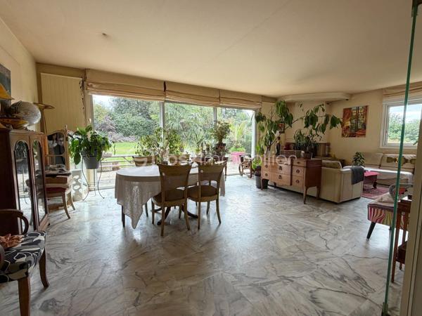 Adresse rare sur LANDERNEAU avec terrain constructible de 4945 m².

Dans l’un des quartiers les plus recherchés de Landerneau, cette maison d’architecte de plain pied de 152 m² sur sous-sol se dévoile au cœur d’un remarquable parc arboré de 4945 m².
À l’écart des regards, cette propriété bénéficie d’un environnement exceptionnel, où la nature occupe une place centrale. Un cadre rare pour celles et ceux qui recherchent à la fois intimité, espace et proximité de la ville.

La maison se compose d'une pièce de vie, largement ouverte sur l’extérieur par de grandes baies vitrées et profitant d’une belle luminosité et offre une véritable sensation de vivre au cœur du jardin.
Une cuisine indépendante complète cet espace de vie.
L’espace nuit propose quatre chambres dont une parentale avec dressing et salle de bains, une buanderie, ainsi qu’une seconde salle de bains et d'un WC.
La propriété dispose également d’un sous-sol complet contenant un garage, offrant de nombreuses possibilités. Une salle de jeux y est notamment aménagée, idéale pour une famille ou pour créer un espace de loisirs, de travail ou de rangement selon les besoins. Vous y trouverez également une cave à vin.

UN TERRAIN AUX MULTIPLES POSSIBILITÉS
Le parc de près de 5 000 m² constitue un véritable atout. Arboré et préservé, il offre un cadre de vie particulièrement agréable et laisse également entrevoir un potentiel de division parcellaire, sous réserve de faisabilité et des autorisations d’urbanisme.

À prévoir : travaux d’assainissement et de rafraîchissement.

Vous êtes intéressés? N'hésitez pas à me contacter pour une visite.