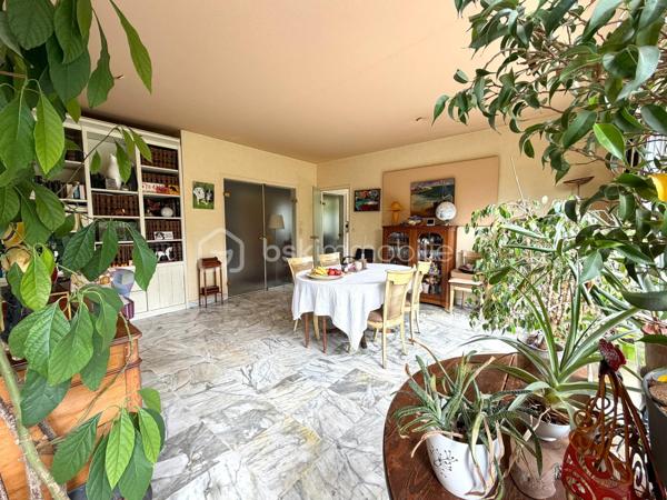 Adresse rare sur LANDERNEAU avec terrain constructible de 4945 m².

Dans l’un des quartiers les plus recherchés de Landerneau, cette maison d’architecte de plain pied de 152 m² sur sous-sol se dévoile au cœur d’un remarquable parc arboré de 4945 m².
À l’écart des regards, cette propriété bénéficie d’un environnement exceptionnel, où la nature occupe une place centrale. Un cadre rare pour celles et ceux qui recherchent à la fois intimité, espace et proximité de la ville.

La maison se compose d'une pièce de vie, largement ouverte sur l’extérieur par de grandes baies vitrées et profitant d’une belle luminosité et offre une véritable sensation de vivre au cœur du jardin.
Une cuisine indépendante complète cet espace de vie.
L’espace nuit propose quatre chambres dont une parentale avec dressing et salle de bains, une buanderie, ainsi qu’une seconde salle de bains et d'un WC.
La propriété dispose également d’un sous-sol complet contenant un garage, offrant de nombreuses possibilités. Une salle de jeux y est notamment aménagée, idéale pour une famille ou pour créer un espace de loisirs, de travail ou de rangement selon les besoins. Vous y trouverez également une cave à vin.

UN TERRAIN AUX MULTIPLES POSSIBILITÉS
Le parc de près de 5 000 m² constitue un véritable atout. Arboré et préservé, il offre un cadre de vie particulièrement agréable et laisse également entrevoir un potentiel de division parcellaire, sous réserve de faisabilité et des autorisations d’urbanisme.

À prévoir : travaux d’assainissement et de rafraîchissement.

Vous êtes intéressés? N'hésitez pas à me contacter pour une visite.