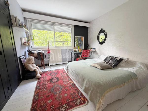 Adresse rare sur LANDERNEAU avec terrain constructible de 4945 m².

Dans l’un des quartiers les plus recherchés de Landerneau, cette maison d’architecte de plain pied de 152 m² sur sous-sol se dévoile au cœur d’un remarquable parc arboré de 4945 m².
À l’écart des regards, cette propriété bénéficie d’un environnement exceptionnel, où la nature occupe une place centrale. Un cadre rare pour celles et ceux qui recherchent à la fois intimité, espace et proximité de la ville.

La maison se compose d'une pièce de vie, largement ouverte sur l’extérieur par de grandes baies vitrées et profitant d’une belle luminosité et offre une véritable sensation de vivre au cœur du jardin.
Une cuisine indépendante complète cet espace de vie.
L’espace nuit propose quatre chambres dont une parentale avec dressing et salle de bains, une buanderie, ainsi qu’une seconde salle de bains et d'un WC.
La propriété dispose également d’un sous-sol complet contenant un garage, offrant de nombreuses possibilités. Une salle de jeux y est notamment aménagée, idéale pour une famille ou pour créer un espace de loisirs, de travail ou de rangement selon les besoins. Vous y trouverez également une cave à vin.

UN TERRAIN AUX MULTIPLES POSSIBILITÉS
Le parc de près de 5 000 m² constitue un véritable atout. Arboré et préservé, il offre un cadre de vie particulièrement agréable et laisse également entrevoir un potentiel de division parcellaire, sous réserve de faisabilité et des autorisations d’urbanisme.

À prévoir : travaux d’assainissement et de rafraîchissement.

Vous êtes intéressés? N'hésitez pas à me contacter pour une visite.