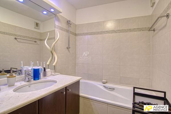 Versailles Chantiers Appartement 4 pièces 82 m² situé au 1er étage avec ascenseur, cave et parking double en enfilade en sous sol 620 000 € **  - Référence  28281