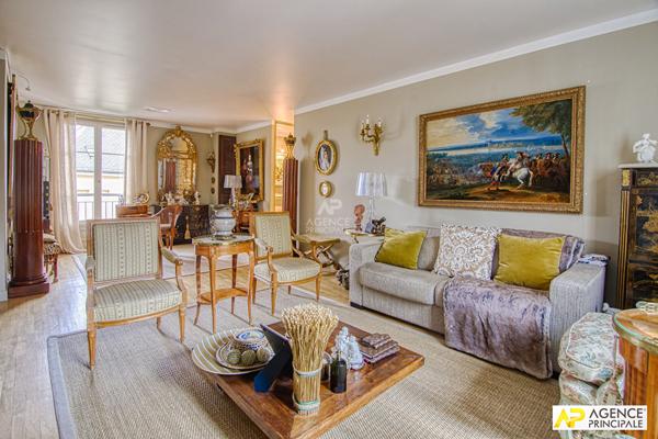 Versailles Chantiers Appartement 4 pièces 82 m² situé au 1er étage avec ascenseur, cave et parking double en enfilade en sous sol 620 000 € **  - Référence  28281