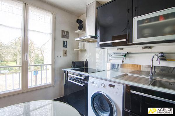 Versailles Chantiers Appartement 4 pièces 82 m² situé au 1er étage avec ascenseur, cave et parking double en enfilade en sous sol 620 000 € **  - Référence  28281