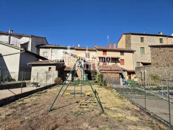 Charmante maison de village avec terrasse, terrain et dépendances