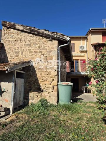 Charmante maison de village avec terrasse, terrain et dépendances
