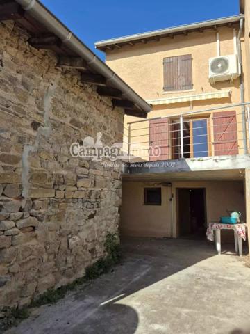 Charmante maison de village avec terrasse, terrain et dépendances