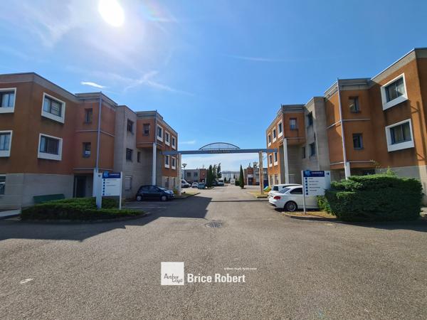 Bureaux à louer à Chassieu dans parc tertiaire avec accès autoroutes