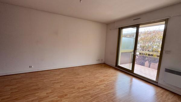 CENTRE VILLE LE PERREUX - DEUX PIECES 43m² avec terrasse