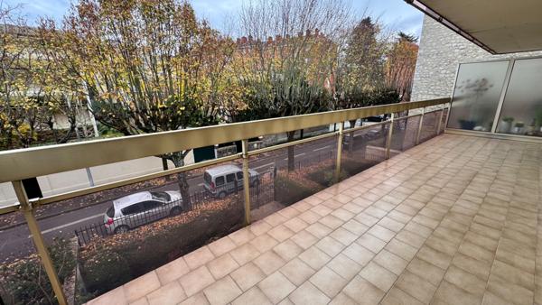 CENTRE VILLE LE PERREUX - DEUX PIECES 43m² avec terrasse