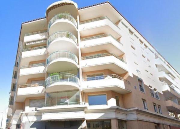 SAINT-RAPHAËL
Agréable Appartement T3 de 73,85m2 LOI CARREZ avec Loggia d'env. 8,75 m2 + BOX fermé.