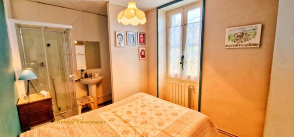 24350 lisle  : Ensemble immobilier deux maisons et dépendances