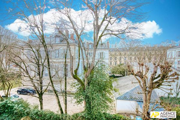 Versailles Notre-Dame Appartement 5 pièces 111 m² carrez situé au 2ème étage avec ascenseur, cave et box en option €1 095 000 ** - Référence 27660