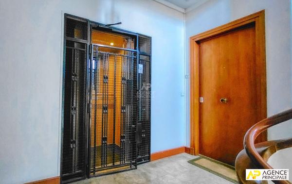 Versailles Notre-Dame Appartement 5 pièces 111 m² carrez situé au 2ème étage avec ascenseur, cave et box en option €1 095 000 ** - Référence 27660