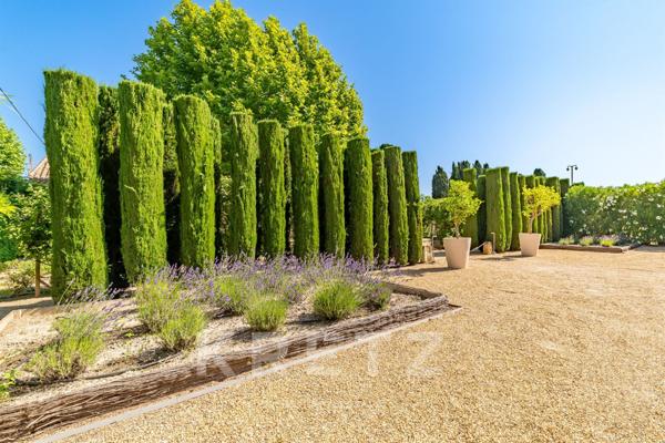 Mas d'exception avec court de tennis, proche centre ville