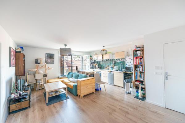 Appartement comme neuf avec balcon proche gare