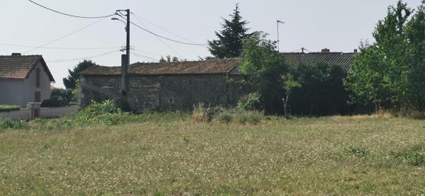 terrain constructible 1400m2 avec bâtiment