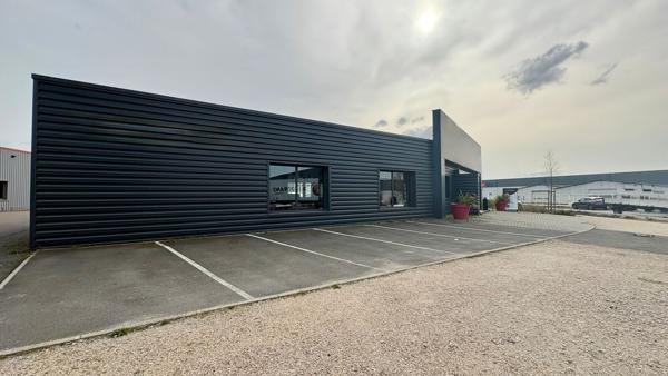 A VENDRE 625 m2 de bureaux avec visibilité dans la zone industrielle - SAINT JEAN DE LA RUELLE