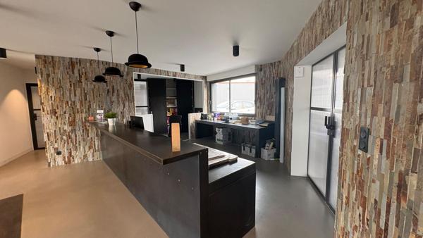 A VENDRE 625 m2 de bureaux avec visibilité dans la zone industrielle - SAINT JEAN DE LA RUELLE